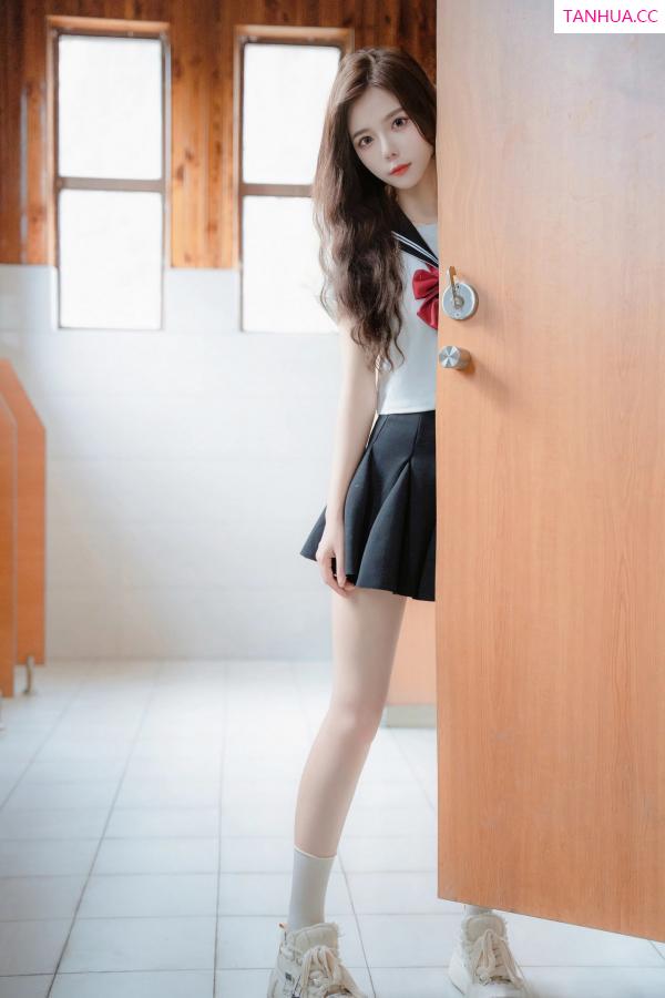   [XiuRen]高清写真图 2024.08.01 No.8948 拍黄瓜girl 制服美腿第22张图片